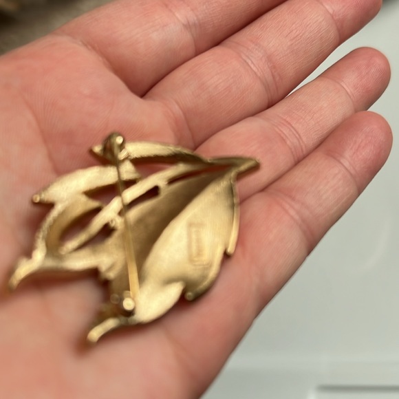 Vintage Gold tone Lead brooch - Picture 4 of 4